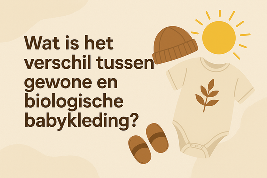 Illustratie van biologische babykleding met romper, muts en slofjes op een neutrale achtergrond, met de tekst “Wat is het verschil tussen gewone en biologische babykleding?